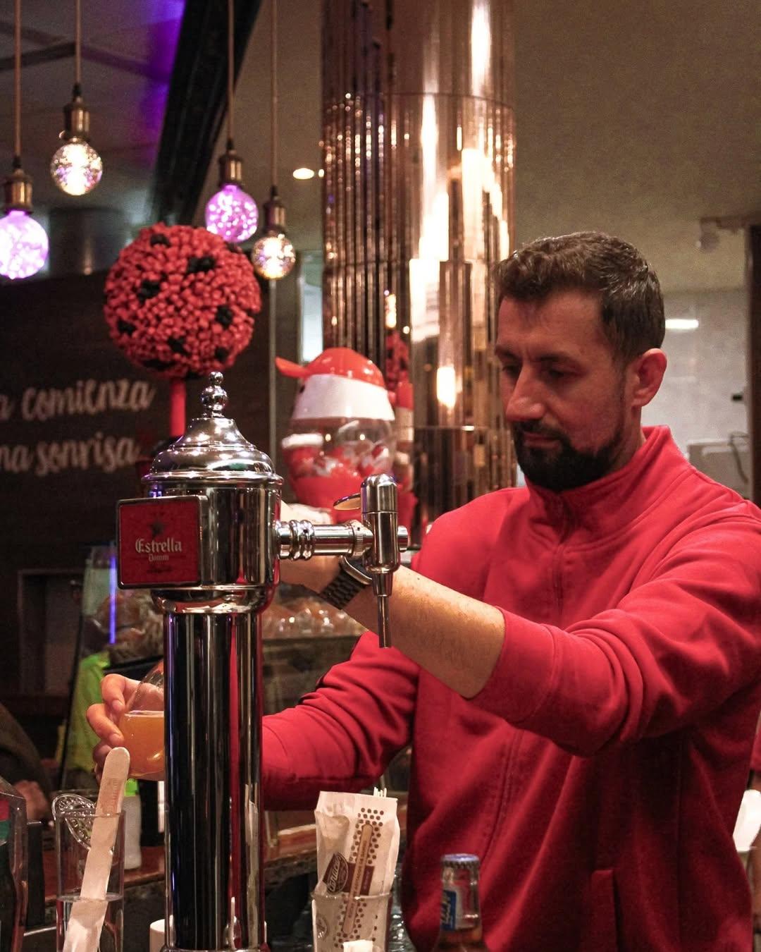 Celebra la noche del viernes con nosotros en Cafeteria Caracas! 🤪Ven y disfruta de una selecció