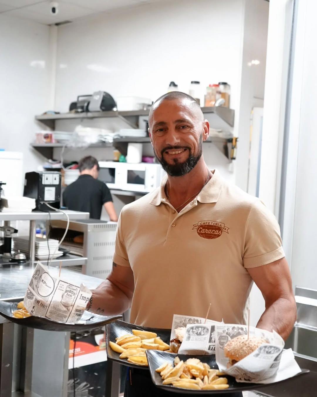 Es viernes, es agosto y el cuerpo pide plan.🥳Nosotros ponemos la comida y las cañas. Tú solo ve